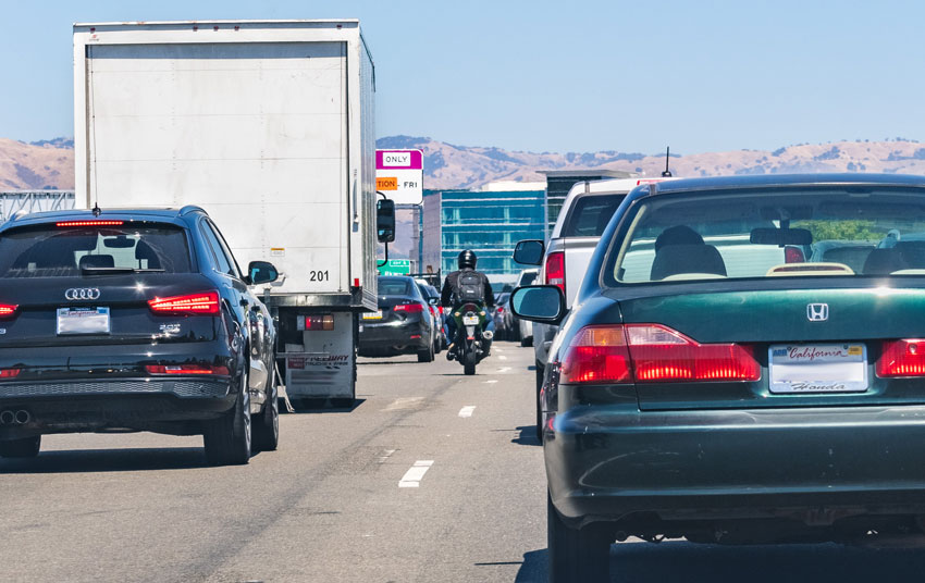 Las Motocicletas, la División de Carriles y la Ley